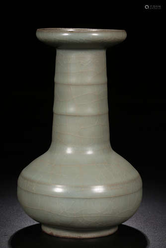 A GUANYOU VASE WITH PATTERN