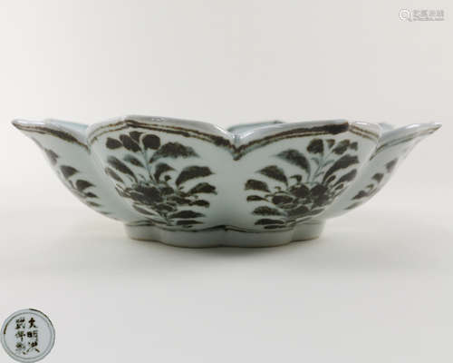 A DAMING HONGWU NIANZHI MARK PETAL-SHAPED BOWL