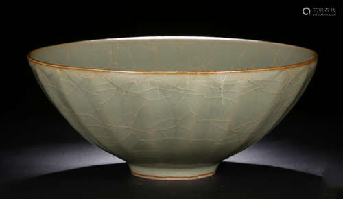 A LONGQUAN YAO BOWL WITH FLOWER PATTERN