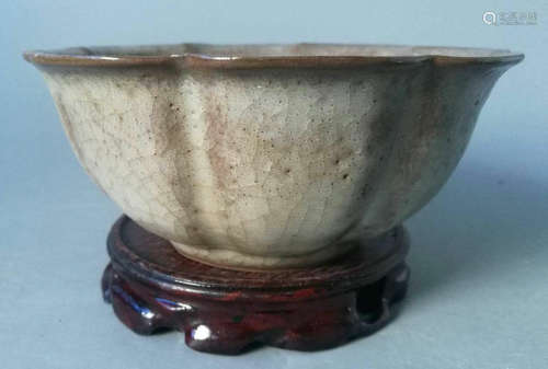 A GREEN GLAZE BOWL SHAPED WITH FLOWER