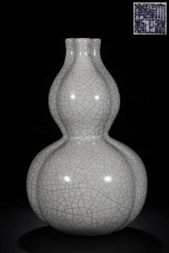 A GE YOU GOURD VASE