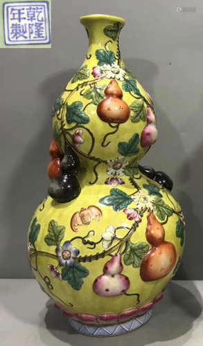 A FAMILLE ROSE GLAZE AUSPICIOUS PATTERN GOURD VASE