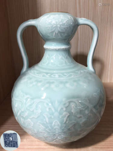 A WHITE GLAZE FLOWER PATTERN VASE