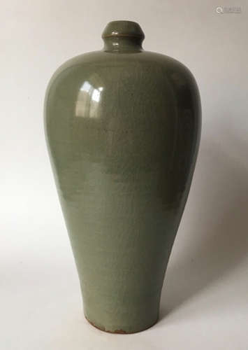 A DONG GOU YAO GREEN GLAZE MEIPING VASE