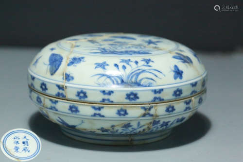 A BLUE&WHITE GLAZE BOX PAINTED WITH FLOWER AND BEAST PATTERN