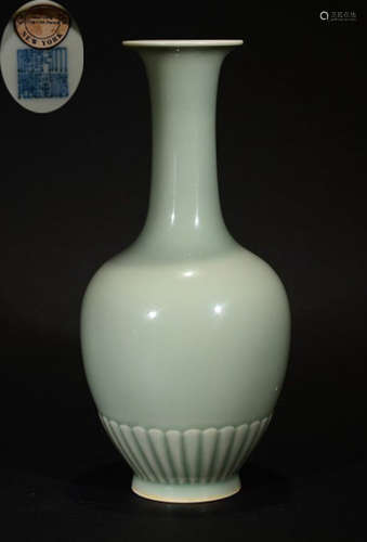 A WHITE GLZE LONG NECK VASE