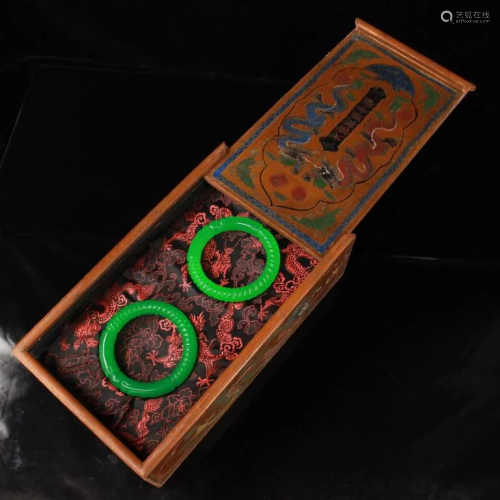 Pair of Chinese Green Bangle w Wood Case
