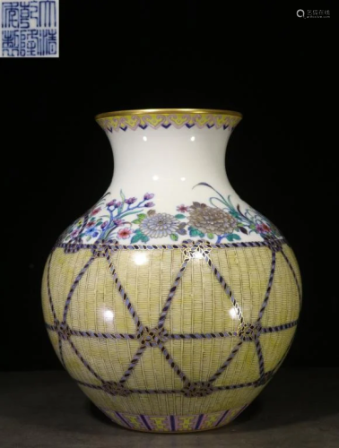 Chinese Hand Painted Porcelain Vase,Mark