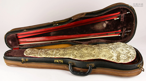 A full size antique violin labelled Joseph Naldotti