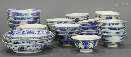 (lot of 36) A group of Chinese blue and white bowls…