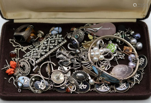 A collection of silver jewellery to include brooches,