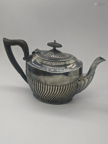 An early 20th century silver teapot, hallmarked Lon…