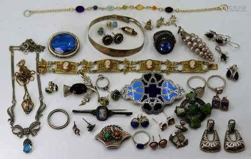 A collection of silver jewellery to include a cameo