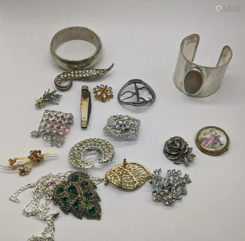 A collection of costume jewellery