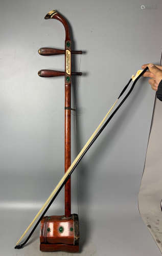 A RED WOOD ERHU