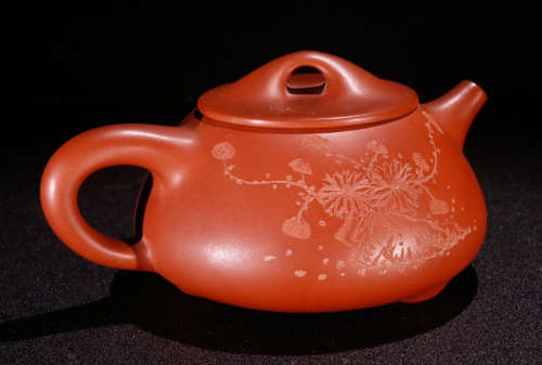 A ZISHA POT CARVED WITH FLOWER