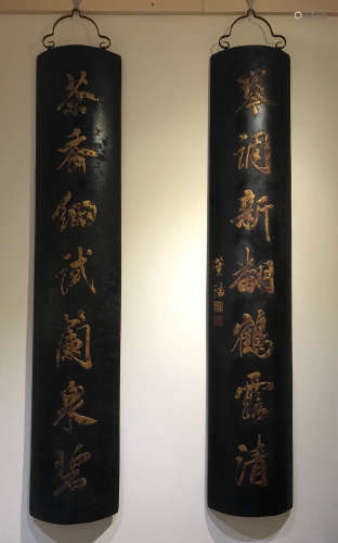 PAIR OF LACQUER CALLIGRAPHY OUTLINE IN GOLD