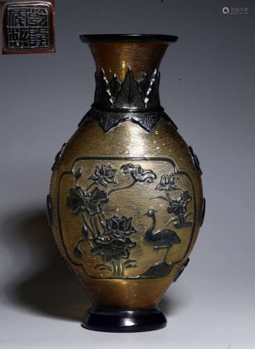 A YELLOW AND BLUE GLASS AUSPICIOUS VASE