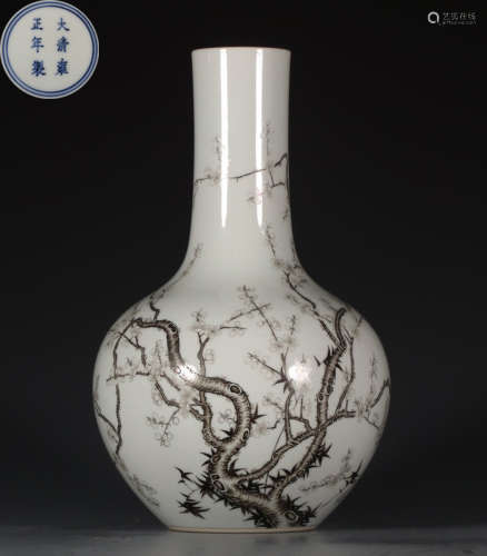 AN INK GLAZE BOTTLE VASE PAINTED WITH FLOWER