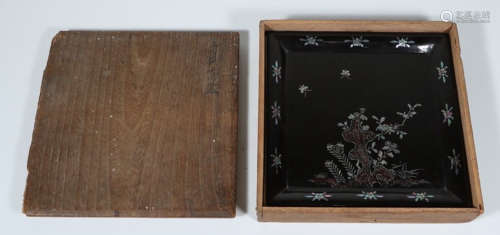 A LACQUER SQUARE PLATE WITH FLOWER