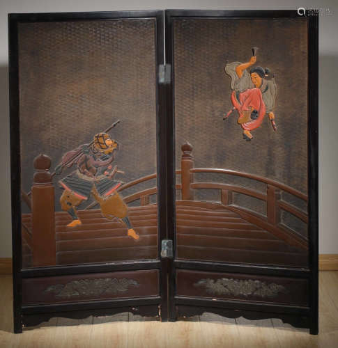 A BLACK LACQUER SCREEN CARVED WITH FIGURE
