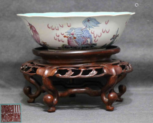 A FAMILLE ROSE GLAZE BOWL PAINTED WITH FLOWER