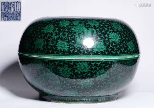 A GREEN GLAZE BOX PAINTED WITH DRAGON