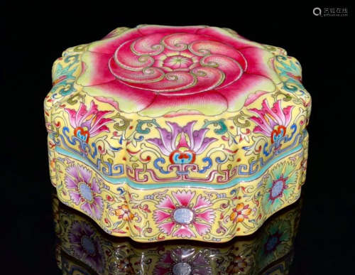 A YELLOW GLAZE BOX PAINTED WITH PATTERN