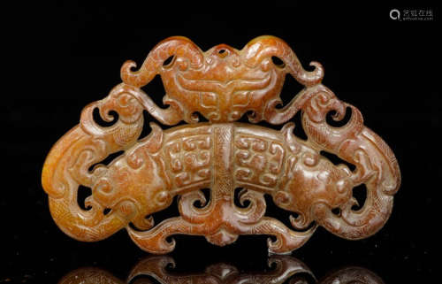 AN ANTIQUE JADE PENDANT CRAVED WITH BEAST PATTERN