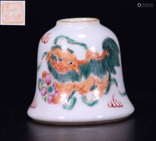 A FAMILLE ROSE GLAZE BRUSH WASHER PAINTED WITH LION