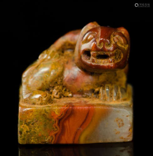 AN ANTIQUE JADE SEAL CRAVED WITH BEAR