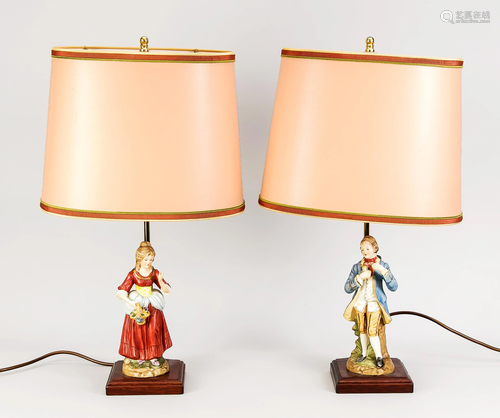 A pair of table lamps wit