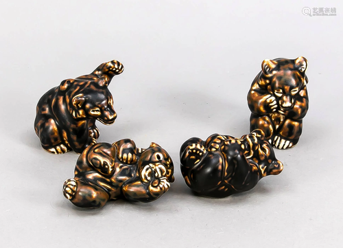 Four Playing Bears, Royal