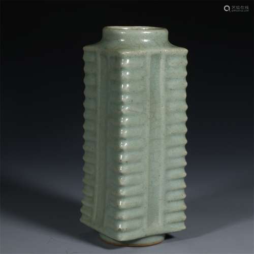 Cong bottle in Longquan kiln of Song Dynasty