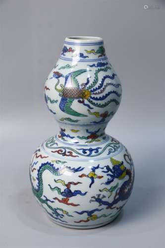 Gourd bottle with dragon pattern