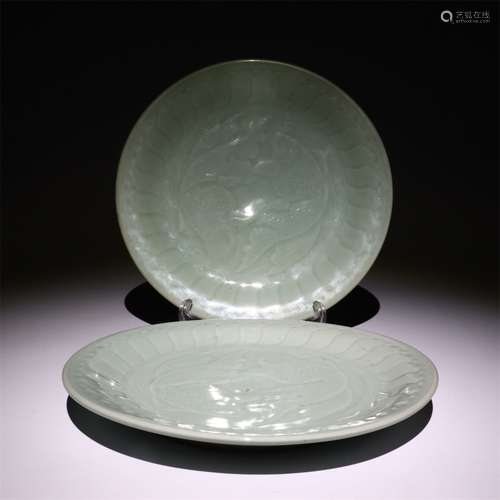 A pair of double fish plates with bean green glaze