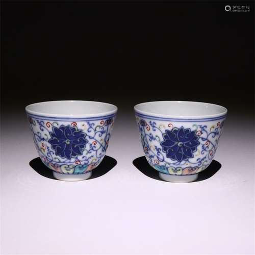 A pair of small cups decorated with vermicelli