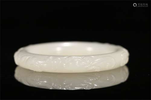 Jade auspicious beast bracelet of Hetian in Qing Dynasty