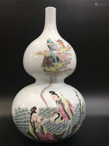 Gourd bottle decorated with famille rose figures and flowers