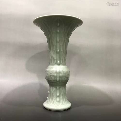 Dark work flower Gu with bean green glaze