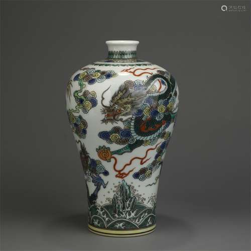 The plum vase with dragon pattern made in Yongzheng year of Qing Dynasty