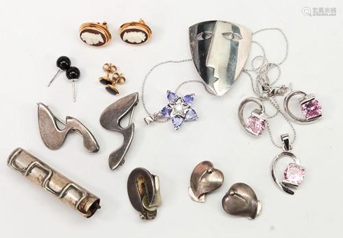 Collection of miscellaneous jewelry items