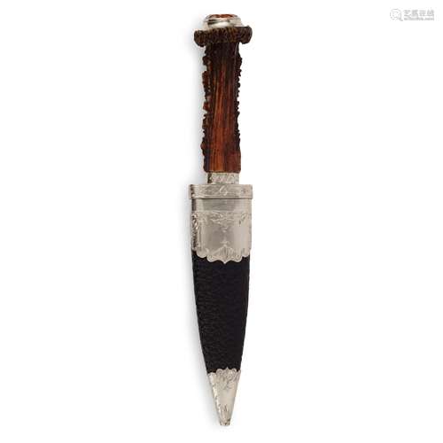 A VICTORIAN ANTLER HANDLED SGIAN DUBH 19TH CENTURY