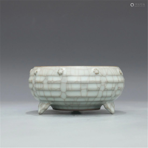 Song Guan Kiln Sky Blue Glaze Three Foot Drum Nail