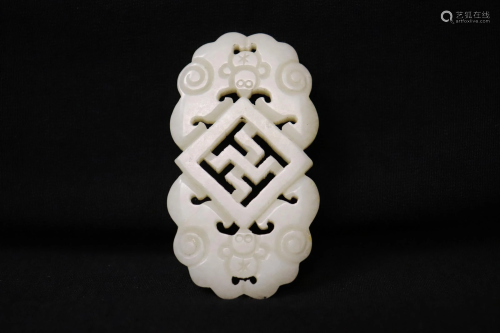 A Chinese white jade carved ornaments, 2.75