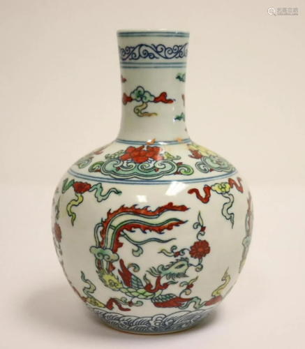 Chinese wucai porcelain vase, marked Cheng…