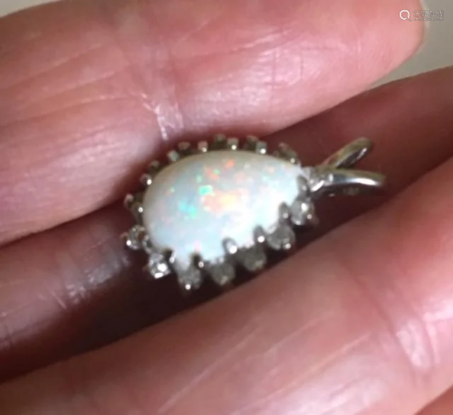 An Opal & Diamond 22K White Gold pendant, L, 7…