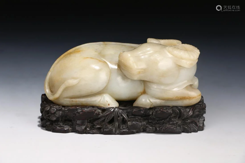 CHINESE JADE CARVING OF A CROUCHING…