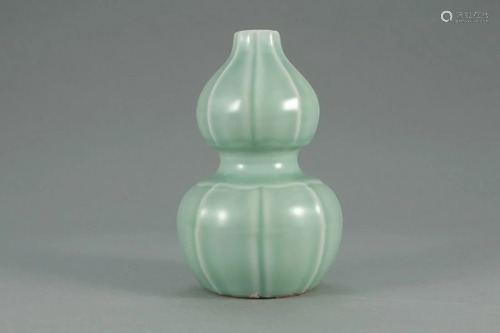 PEA GREEN GLAZED DOUBLE GOURD VASE