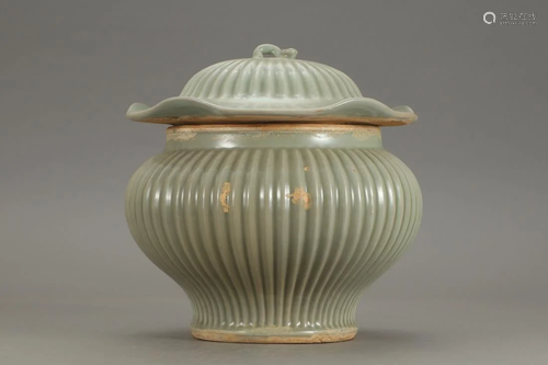 LONGQUAN KILN WARE JAR WITH LOTUS LEAF LID